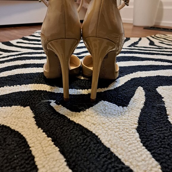 Vince Camuto Nude Patent Leather Heels size 6 - Picture 3 of 4